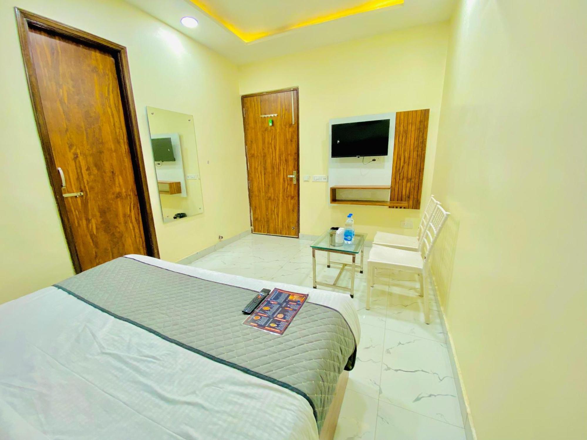 Hotel Holiday First 300 Meter From Golden Temple Amritsar Dış mekan fotoğraf